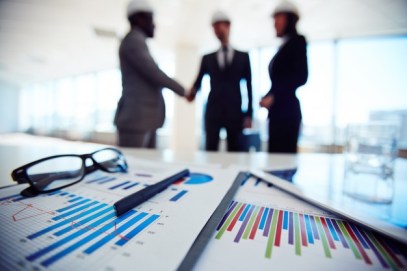 obiekty-biznesowe-z-kadry-omawiajac-plan-na-spotkaniu_1098-4066